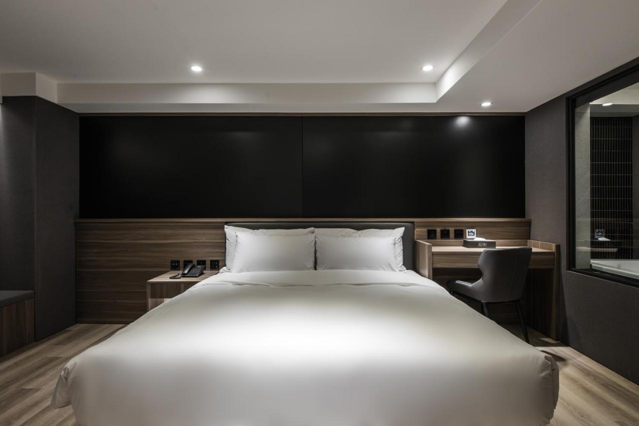 Autumn Willow Hotel Taichung Buitenkant foto
